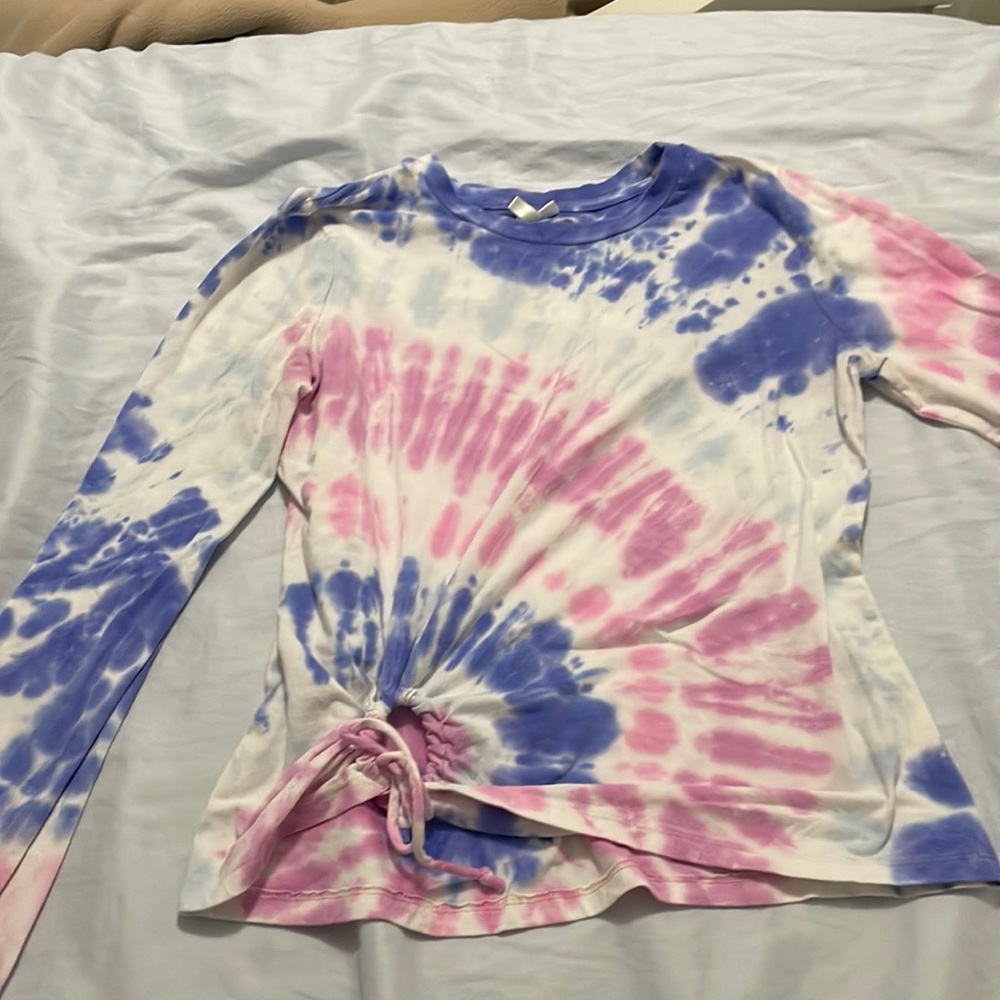 A tee shirt